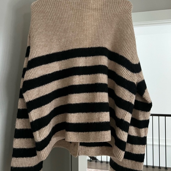 Sold out, oversized, rib knit cardigan in soft fabric with wool content. - Picture 4 of 5